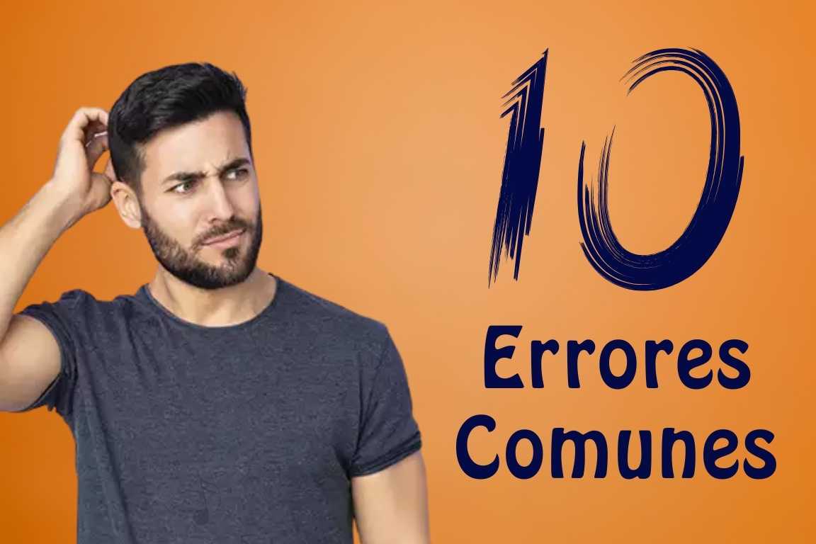 Hombre confundido rascándose la cabeza con camiseta gris oscuro, fondo naranja, texto grande azul que dice '10 Errores Comunes' para ilustrar errores frecuentes.