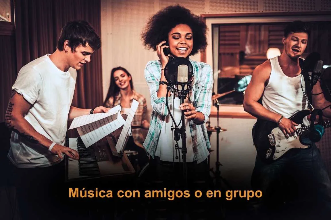Grupo de jóvenes haciendo música juntos en un estudio, cantando y tocando instrumentos, representando el valor de la música en grupo