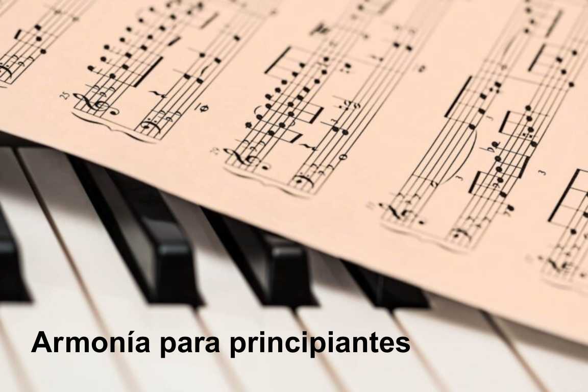 Partitura sobre teclas de piano, ilustrando el concepto de armonía musical para principiantes